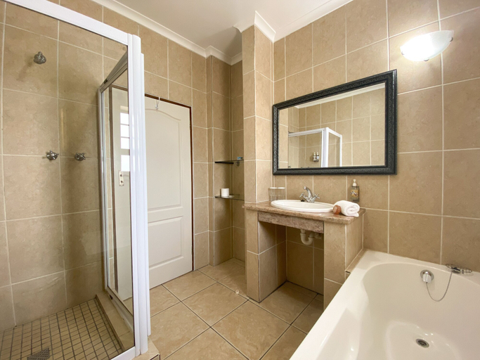 Bathroom 4, Bar T Nique Guest House, Eden