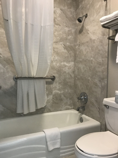 Bathroom 5, Days Inn by Wyndham Grove, Delaware