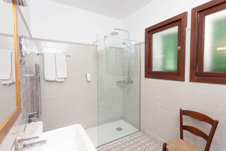 Bathroom 5, Hotel El Guía, Baleares