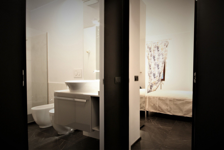 Bathroom 3, Da Lisa, Imperia