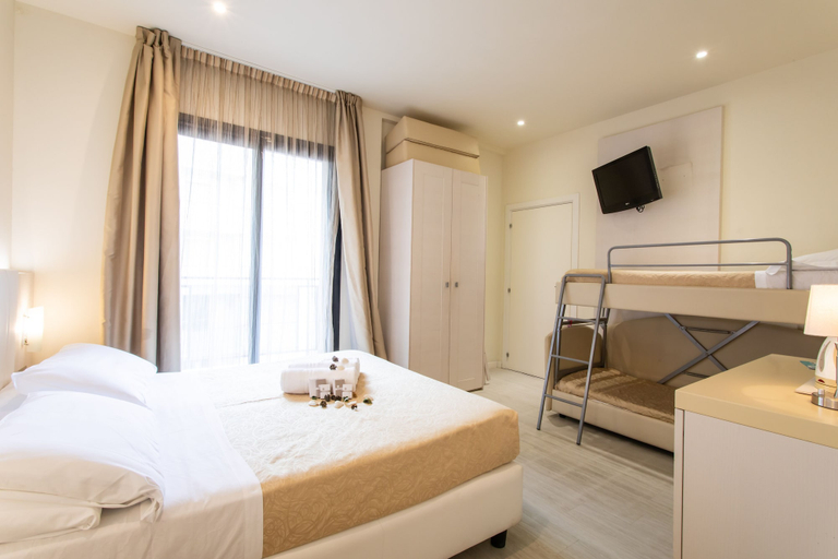 Bedroom 4, Ferretti Beach Hotel, Rimini