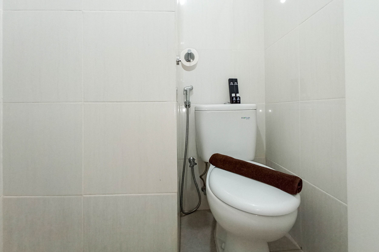 Bathroom 5, Modern Look and Comfortable Studio Barsa City Apartment By Travelio, Sleman