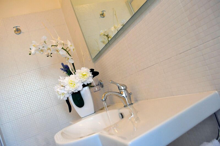 Bathroom 3, Hotel Liù, Lucca