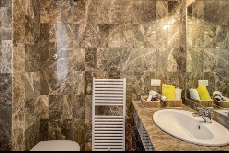 Bathroom 4, Retro2 Vaticano-max 4 pax, Roma