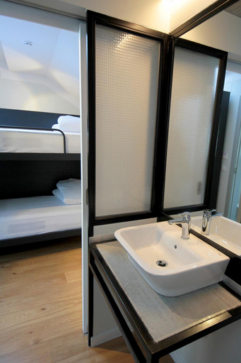 Bathroom 3, Complutum Hostel, Madrid