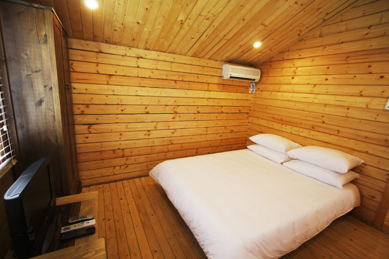 Bedroom 2, Gota Village Resort, Caramoan