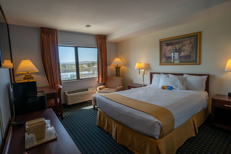 Bedroom 2, Clover Island Inn, Benton