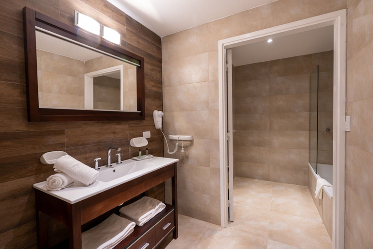 Bathroom 4, Howard Johnson by Wyndham La Plata, La Plata