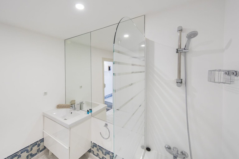 Bathroom 3, Traditional Duplex in Principe Real, Lisbon