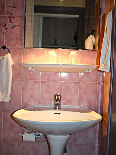 Bathroom 4, La Caravelle, Puy-de-Dôme