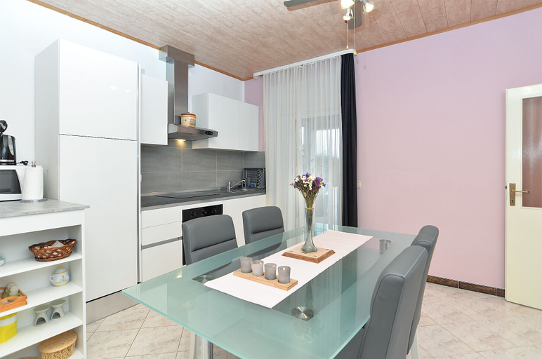 Others 5, Apartment 1128, Fažana