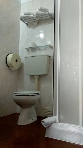 Bathroom 3, Rimavier Residence, Peniche