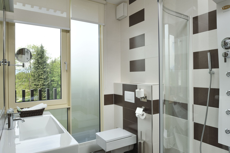 Bathroom 4, Lambergh Château & Hotel, Radovljica