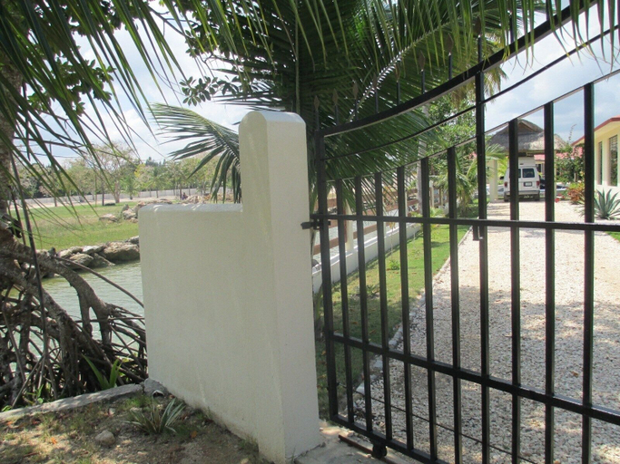 Others 5, Royale Manor