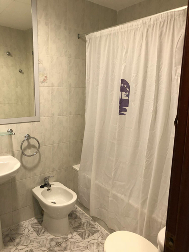 Bathroom 5, Europa Family Apartments, Girona