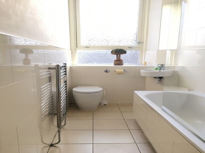 Bathroom 4, Menzies Apartment, Edinburgh