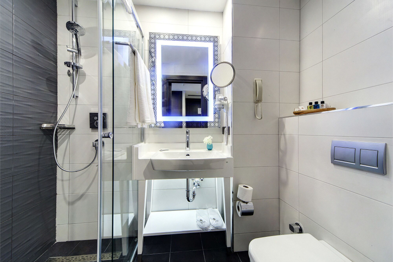 Bathroom 5, Mukarnas Taksim Hotel, Beyoğlu