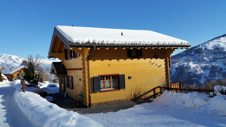 Exterior & Views