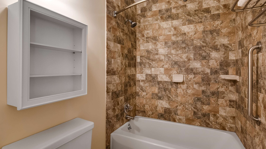 Bathroom 4, Best Western Plus Windjammer Inn & Conference Center, Chittenden