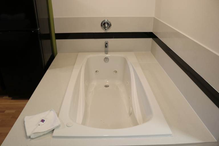 Bathroom 4, Studio 6 Victorville - Apple Valley, San Bernardino