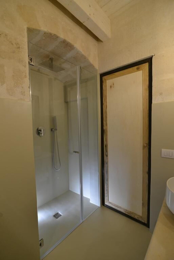 Bathroom 4, Comera, Matera
