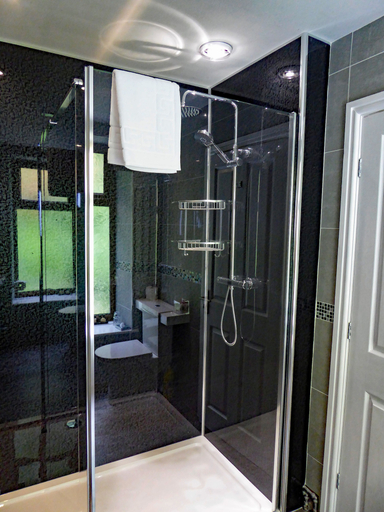 Bathroom 4, Bryn Melyn Apartments, Gwynedd