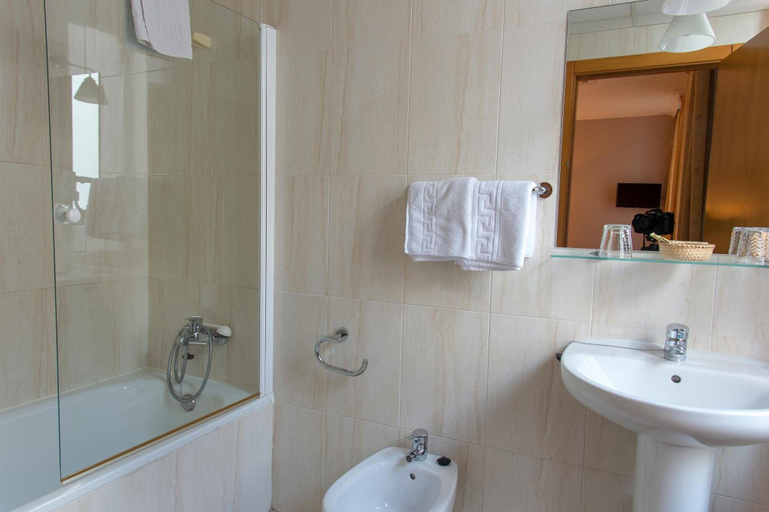 Bathroom 4, Hotel Castilla, Cáceres