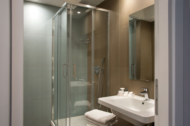Bathroom 5, Hotel Marad, Napoli
