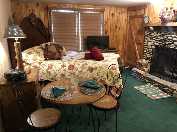 Bedroom 1, Smokies Bed and Breakfast, Sevier