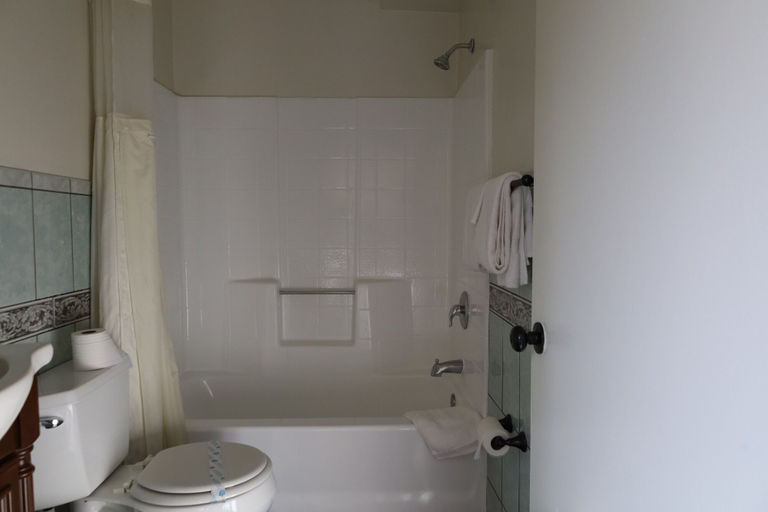Bathroom 4, Lambert Inn, Los Angeles