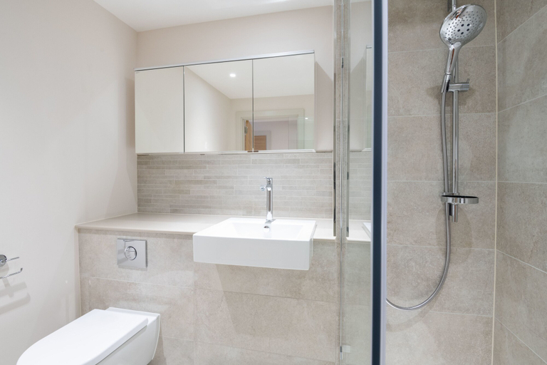 Bathroom 4, Modern Family Home close to Victoria Station, London