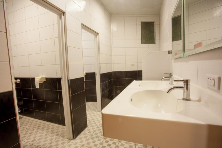Bathroom 3, Gene Long Haiyatt Hotel, Chiayi City