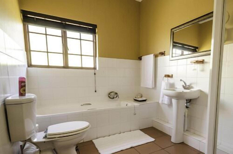Bathroom 4, St Ives Lodge, Umgungundlovu