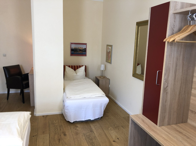 Bedroom 3, Hotel Gasthof Flötzinger Bräu, Rosenheim