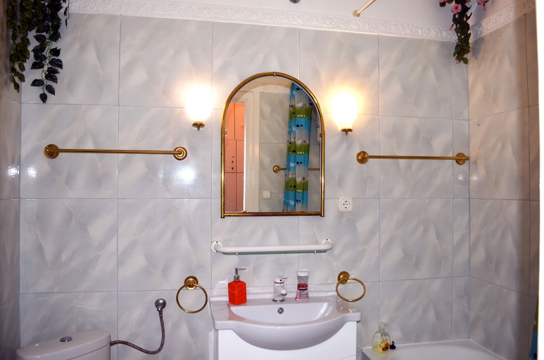 Bathroom 5, Central Avenue Apartments, Budapesti