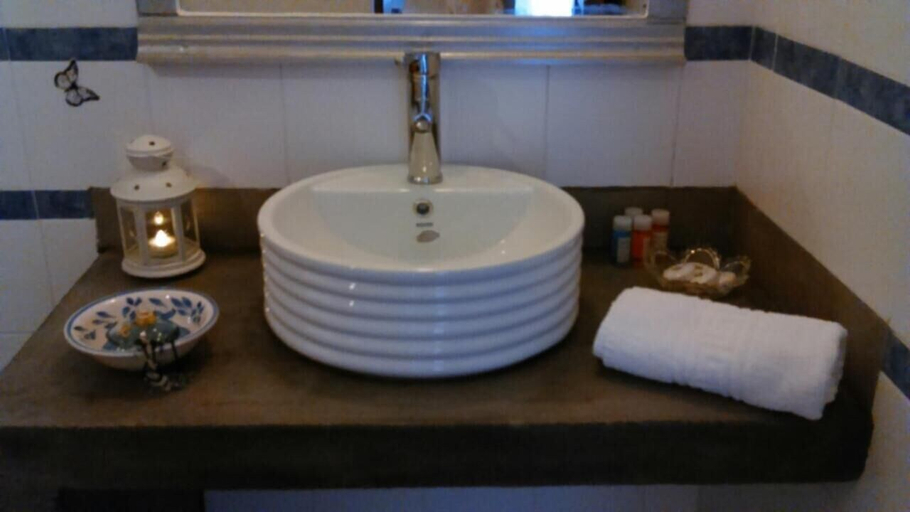 Bathroom 5, Aperanto Galazio, Thessaly