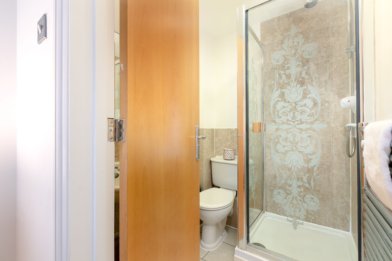 Bathroom 3, Theatreland Walk, London