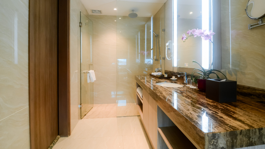 Bedroom 5, The Excelton Hotel Palembang, Palembang