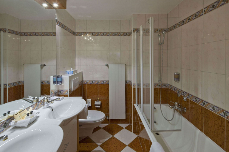 Bathroom 4, Swiss Alpine Hotel Allalin, Visp