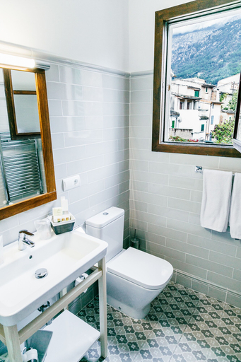 Bathroom 5, Hotel El Guía, Baleares