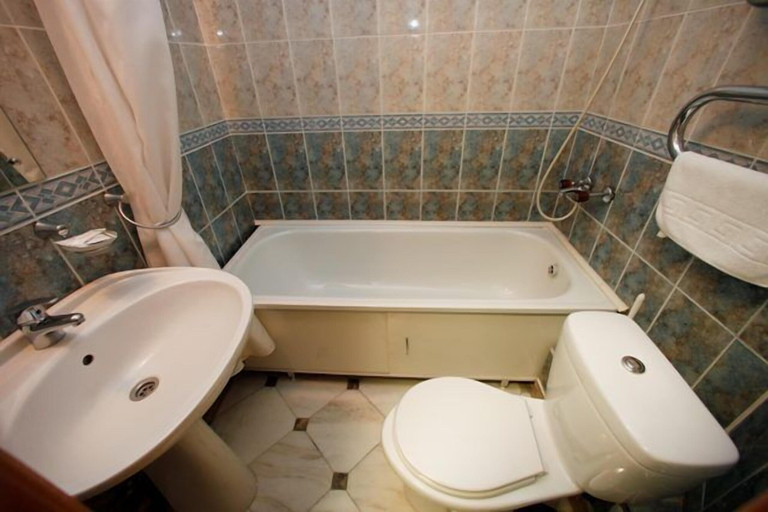 Bathroom 4, Ryan Johnson Hotel, Vysokogorskiy rayon
