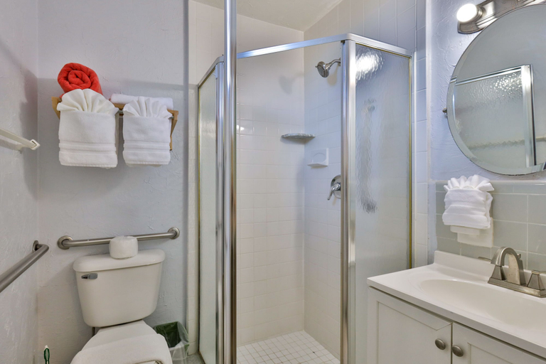 Bathroom 3, Coastal Waters Inn, Volusia
