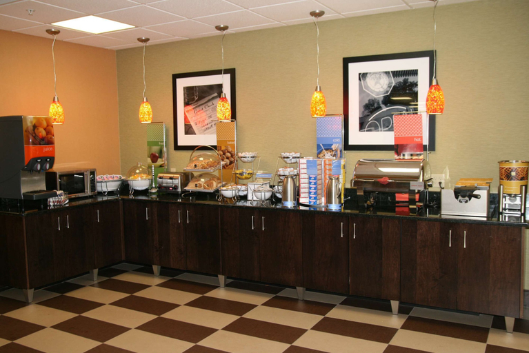 Food & Drinks 5, Hampton Inn Youngstown-North, Trumbull
