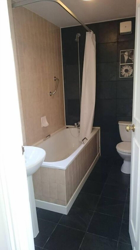 Bathroom 4, 17 Wilmington Square, East Sussex
