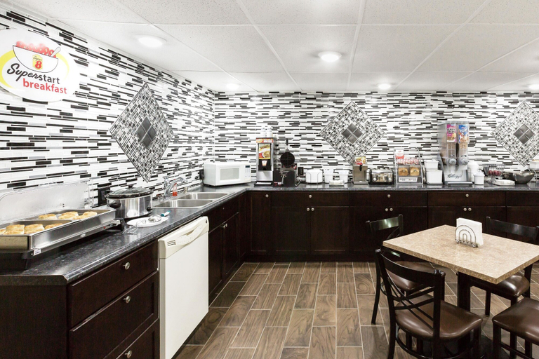 Food & Drinks, Super 8 by Wyndham Columbus, Platte