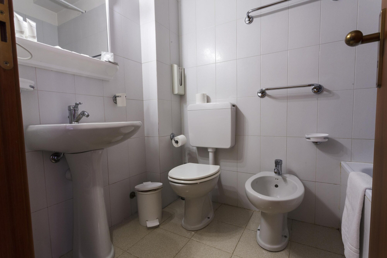 Bathroom 3, Club Hotel Solaris, Torino
