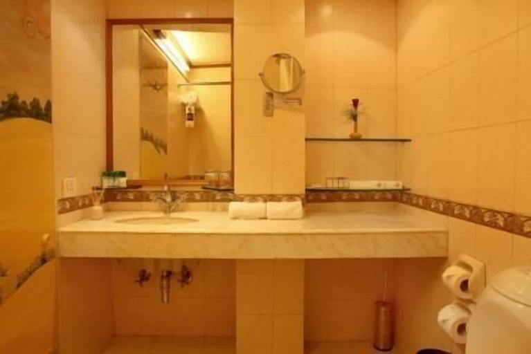 Bathroom 4, Hotel Alka Classic, Delhi