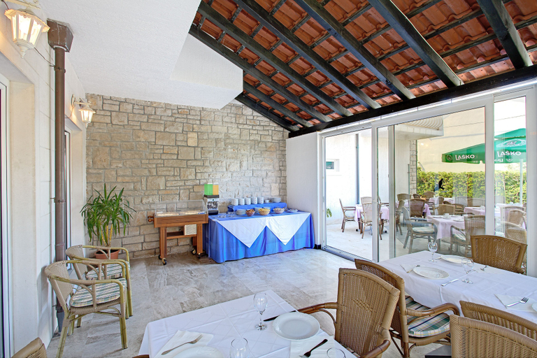 Food & Drinks 5, Villa Supetar, Supetar