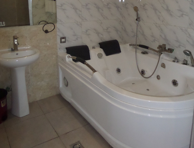Bathroom 3, Parkview Hotel Abuja, AbujaMun