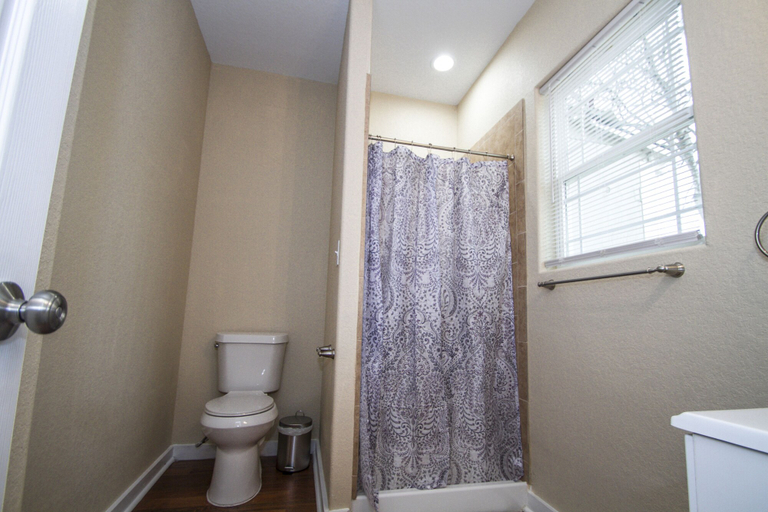 Bathroom 3, Renovated 2br/2ba Near Downtown, Bexar